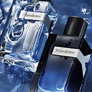 Two stylish perfume bottles are partially submerged in water, surrounded by splashes and ripples, creating a fresh and invigorating atmosphere.